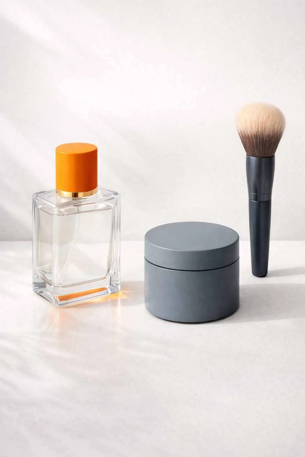 parfüm und kosmetik stillleben mit eleganten beauty produkten schminkpinsel und pflegeaccessoires im clean look