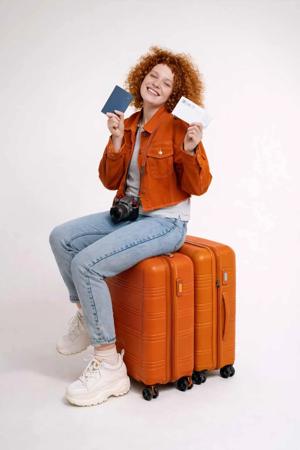 reisen und urlaub lifestyle szene mit reisekoffer kamera und reiseaccessoires im modernen studio look