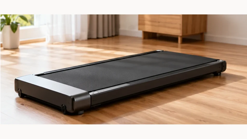 vollständig aufgebautes walkingpad laufband mit schwarzer lauffläche in einem hellen wohnraum